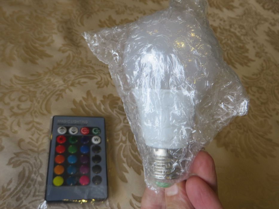 Lâmpada LED RGB com comando tipo E27 - 16 cores - NOVA