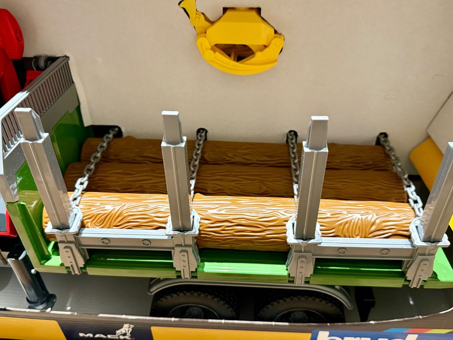 Samochód ciężarowy Mack Bruder do przewozu drzewa + 3 kłody