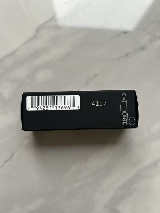 Satynowa szminka NARS Explicit Lipstick unauthorised 863 czerwona