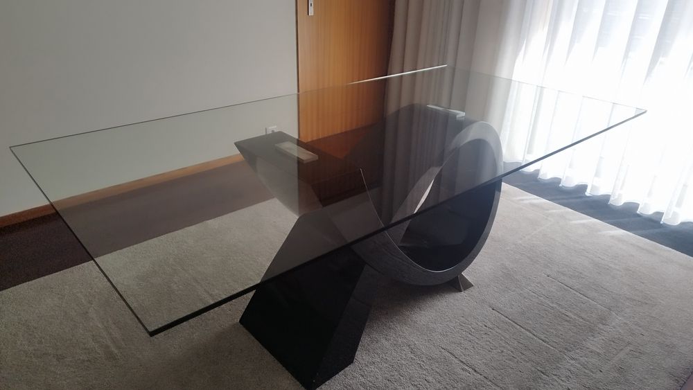 Mesa de Jantar de Design. Vidro Temperado Fumado e Base Escultural
Título: Mesa de Jantar Luxo – Vidro Temperado Fumado e Base Escultural