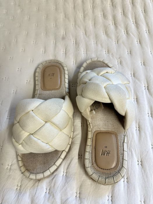 Chinelo cor creme com sola malhada