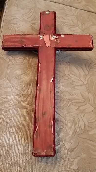 crucifixo em madeira e veludo