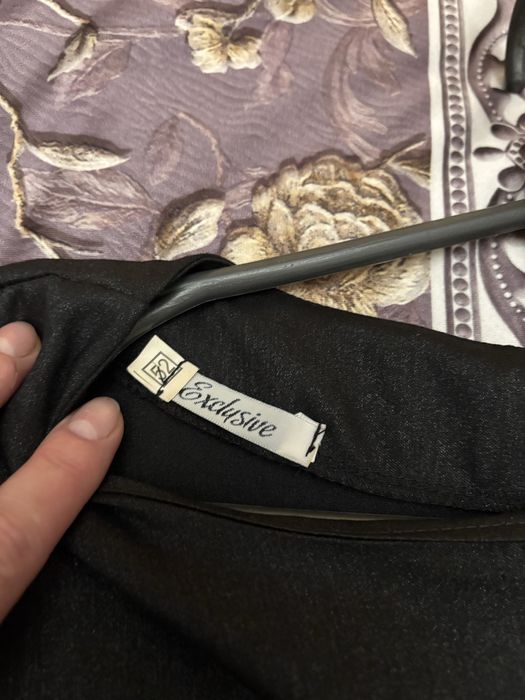 Гарне плаття з вишитими рукавами