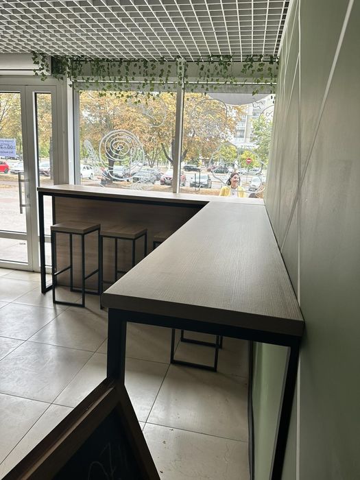 Барна стійка+ 6 стільців. Столик дерев'яніий.