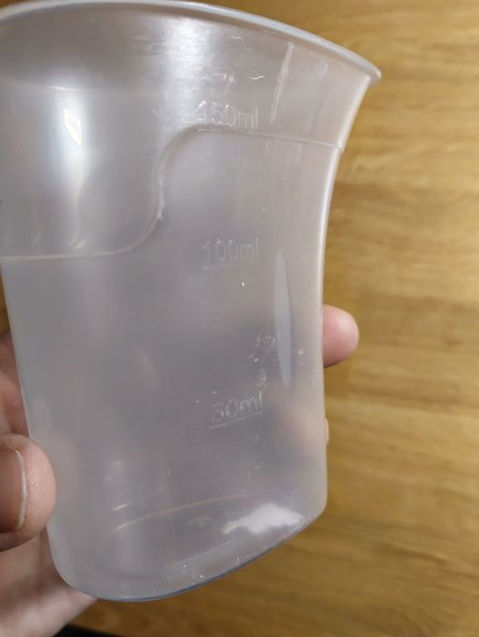 Pojemnik do odmierzania płynu z dziubkiem i miarką