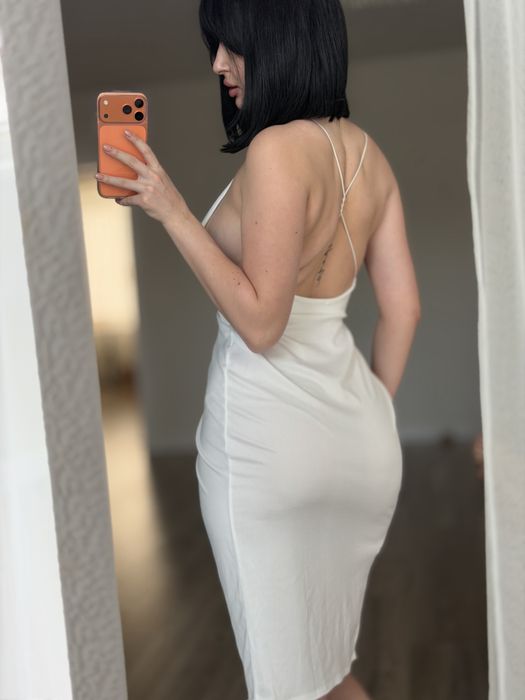 Розкішна біла вечірня сукня з глибоким декольте та розрізом