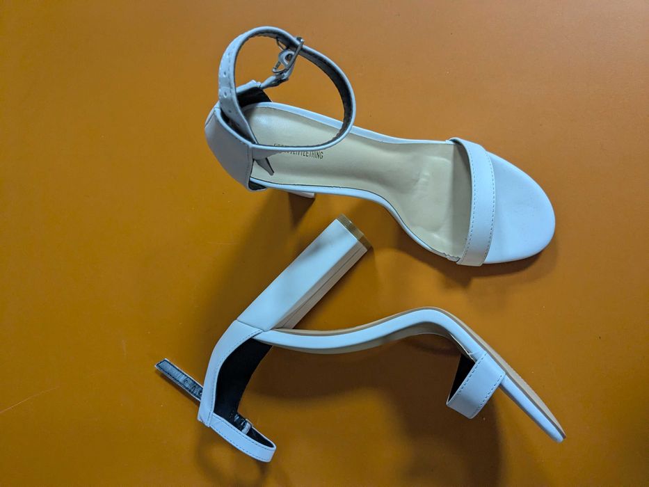 Prettylittlething  sandałki białe na obcasie klocku rozm. 38,5