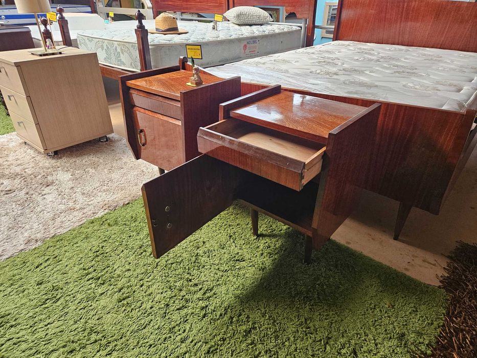 Mesas de cabeceira em madeira maciça - Valor unitário - óptimo