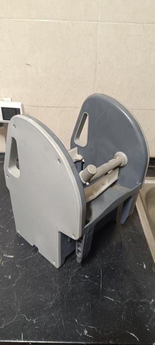 Espremedor de esfregona de plástico cinzento, componente de um carrinho de limpeza profissional