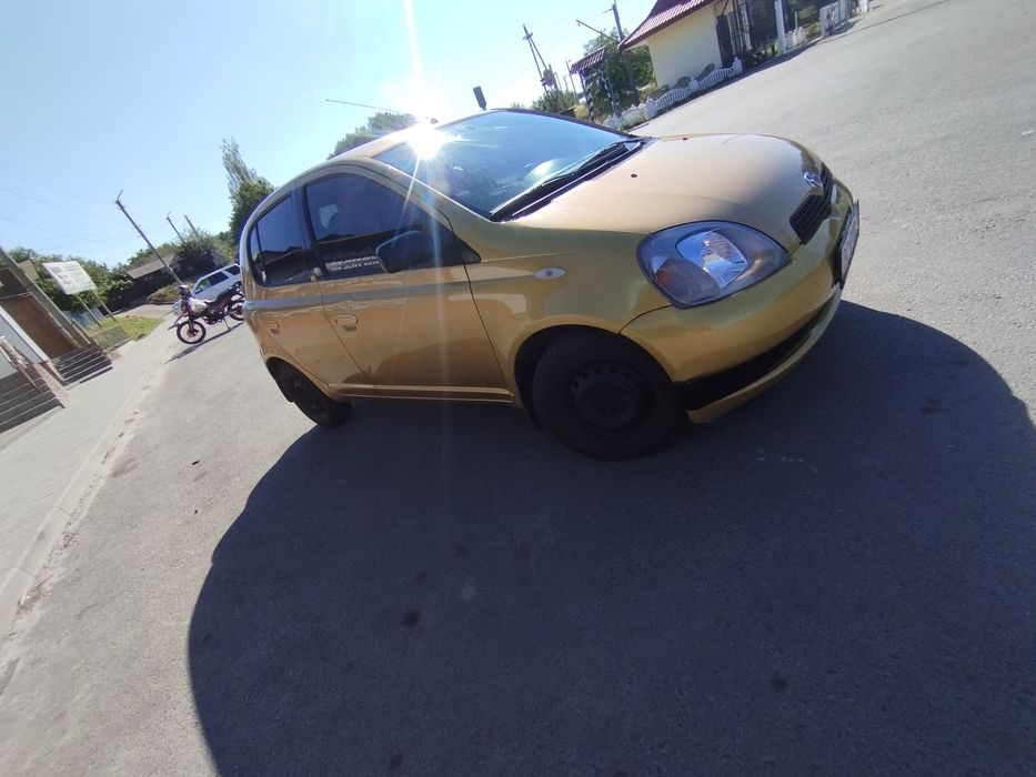 Тойота Яріс 2001