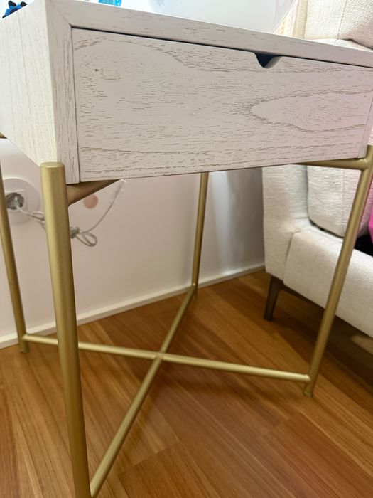 Mesinha cabeceira nova