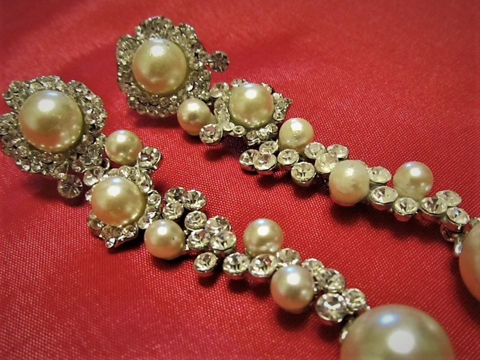 Нарядные серьги висюльки с белыми жемчужинками. Бижутерия.