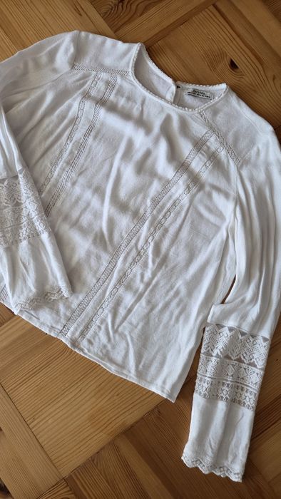 Biała bluzka koszula boho Bershka z koronką i wstawkami