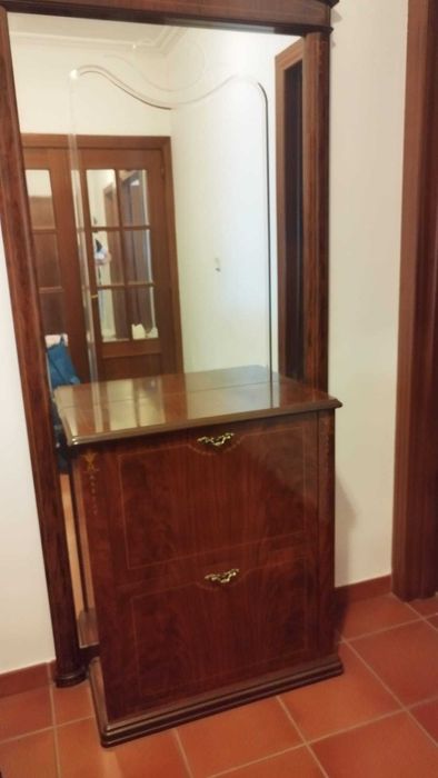 Móvel sapateira em madeira de cerejeira sem marcas de uso