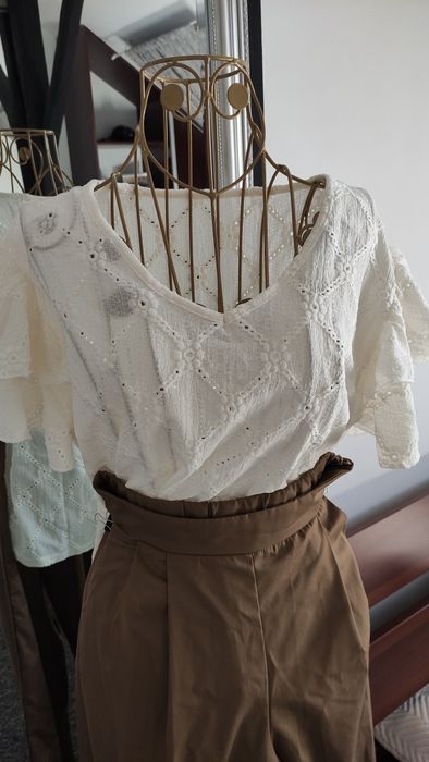 Elegancka bluzka z krótkim rękawem z falbanką