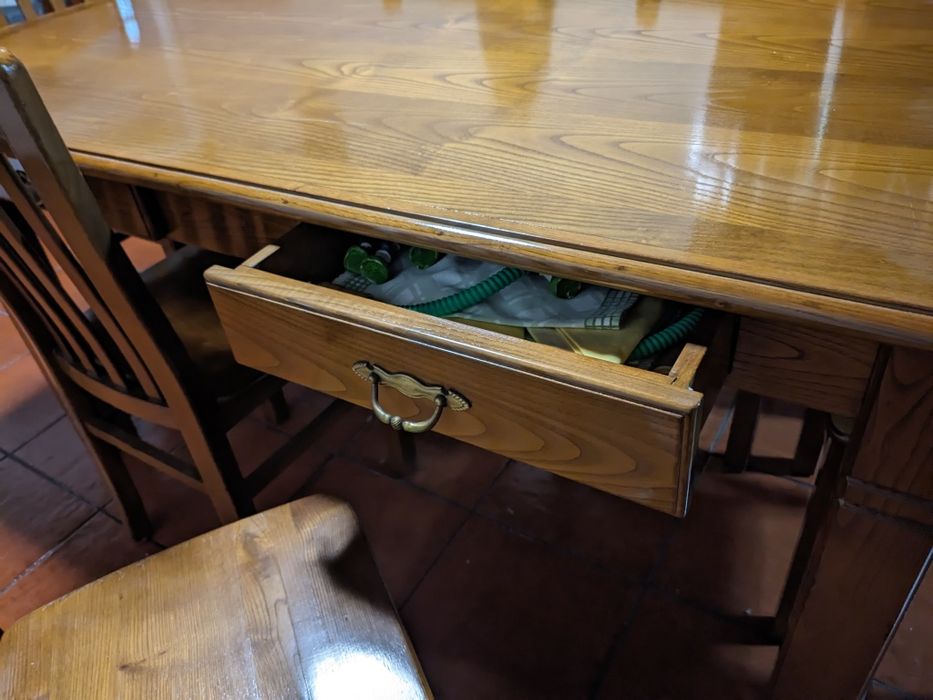Mesa de jantar com madeira maciça (100 x 180 cm) e 6 cadeiras