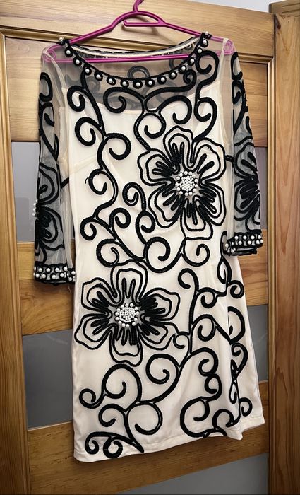 Коктейльна бежева сукня з чорними квітковими аплікаціями та перлами