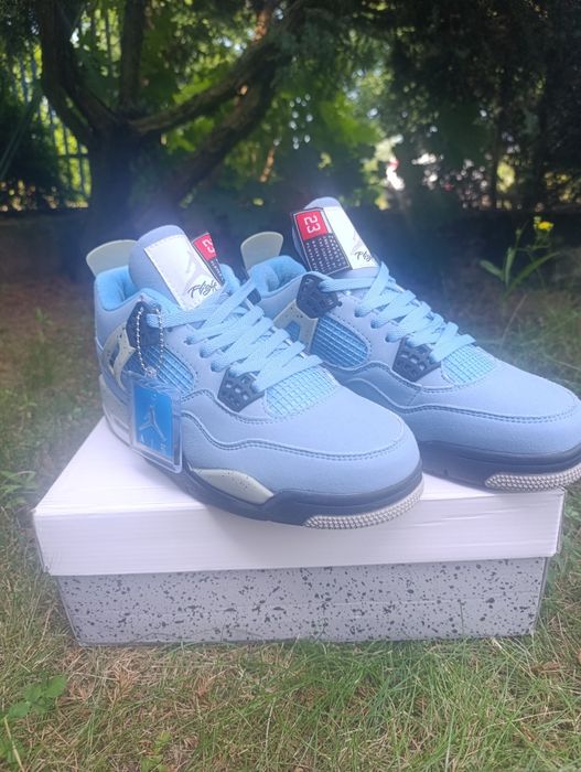 Air Jordan 4 Retro „University Blue”
