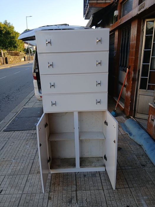 Móvel  branco alto largo e estreito
