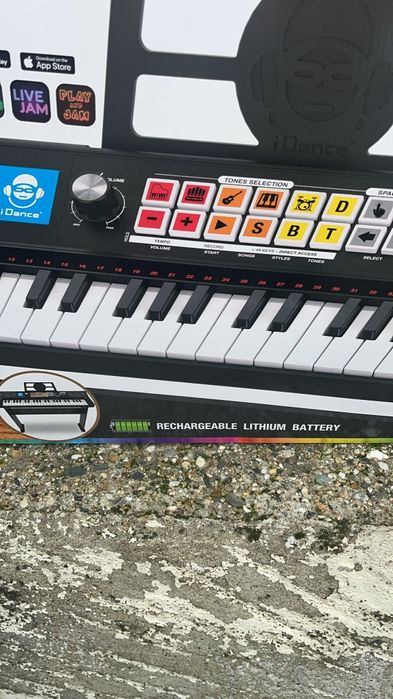 Piano com banco incluindo