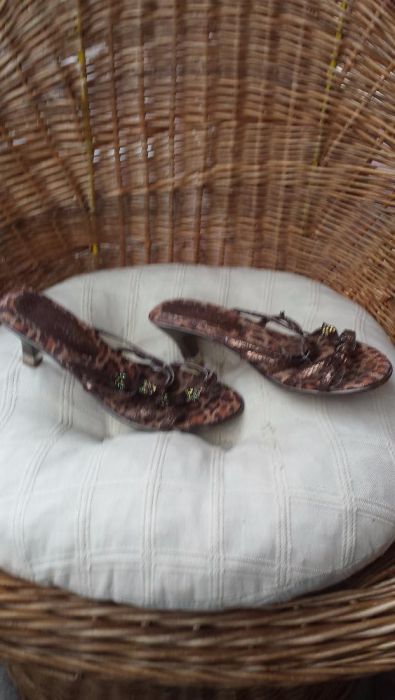 Klapki w panterkę na obcasie.