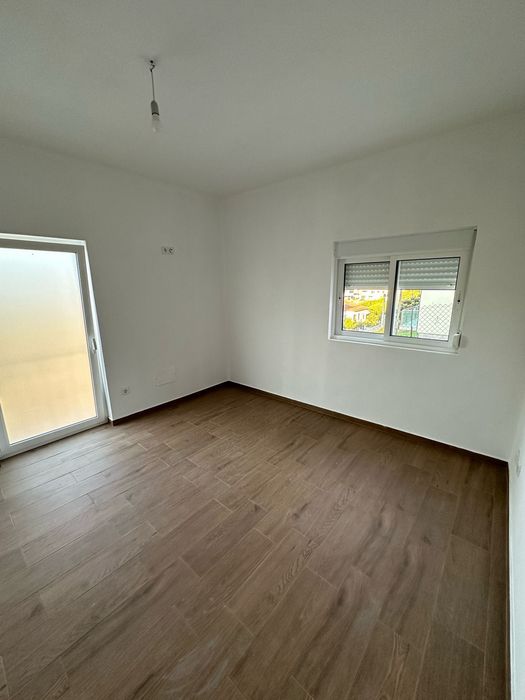 ARRENDA-SE T2- renovado R/chão com terraço