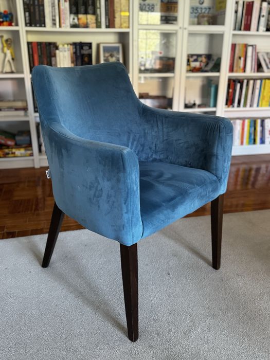 Poltrona azul em veludo KARE design