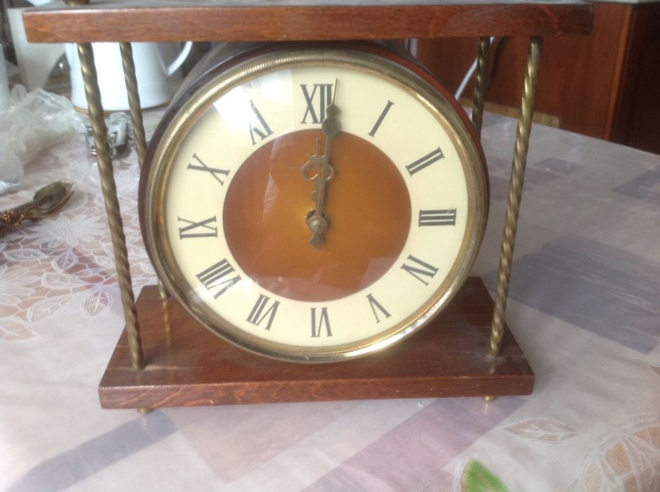 Часы настольные механические советского производства, антиквариат.