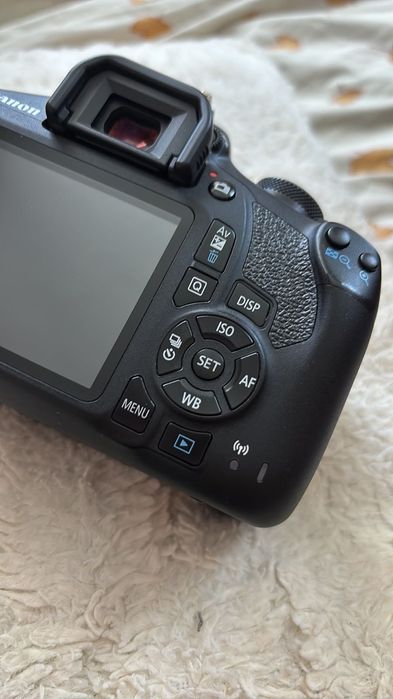 Фотоапарат Canon EOS 2000D