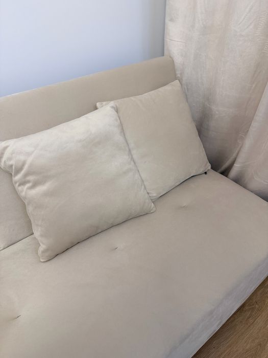 Beżowa Wygodna sofa trzyosobowa z funkcą spania