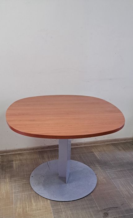 Стіл круглий діаметр 1м.