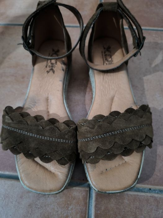 Sandálias castanhas