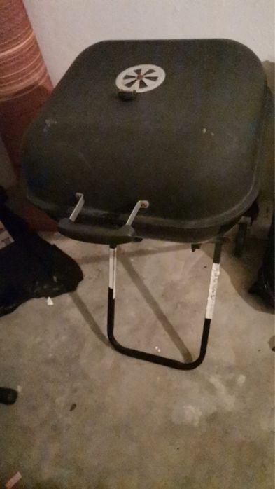 Grelhador usado com rodas.