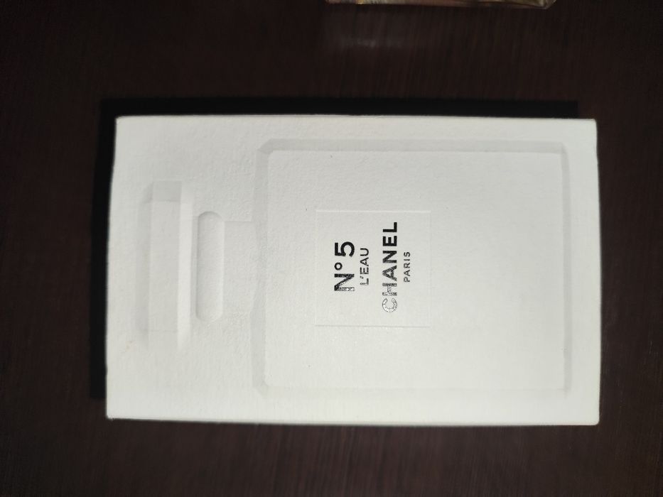 Продам CHANEL N°5 L’EAU Eau de Toilette, 100 мл.

L'EAU

CHANEL

PARIS