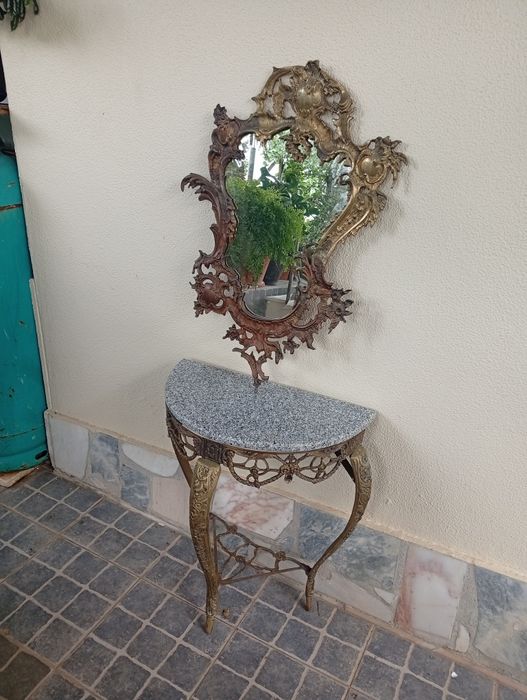 Mesa para entrada de um casa com espelho incluído