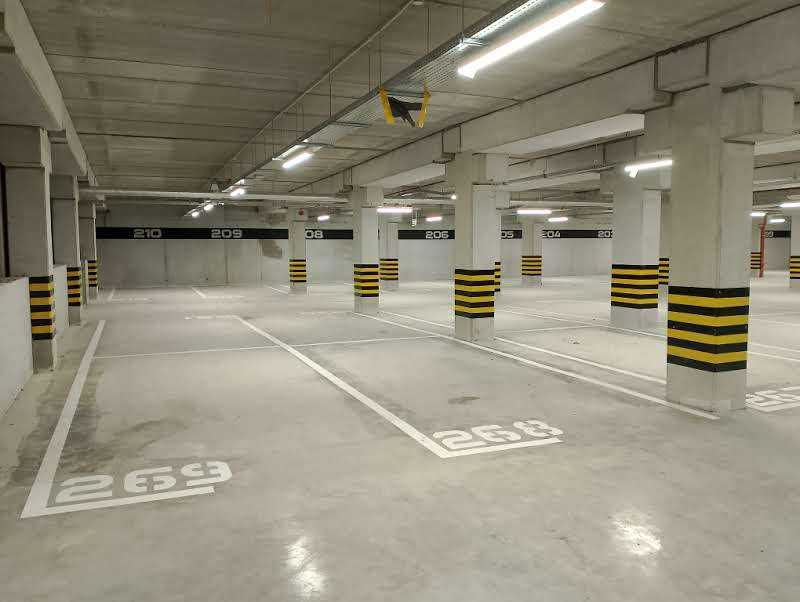 Oznakowanie parkingu garażu malowanie pasów znaków piktogramy bhp