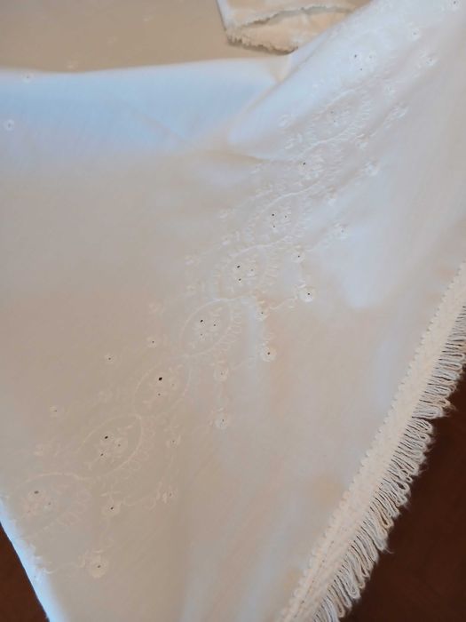 Toalha de mesa branca com 6 guardanapos (nova)