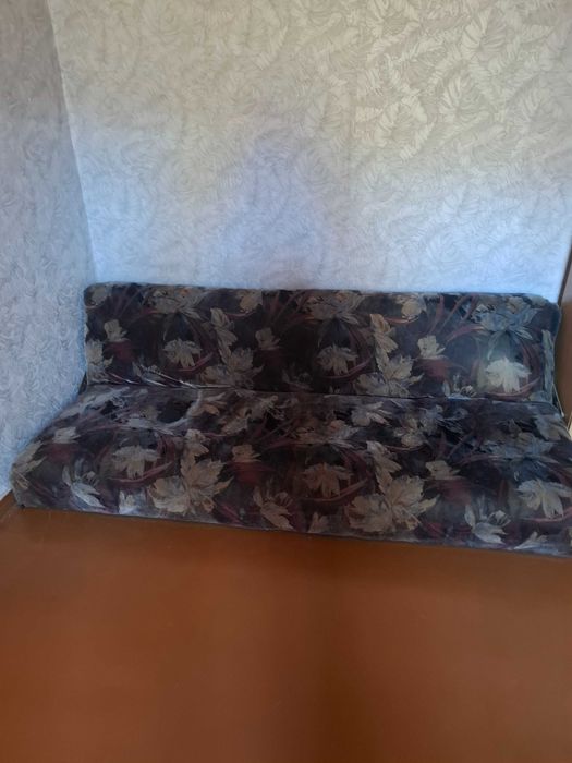 Віддам холодильник, диван, шафу та килим