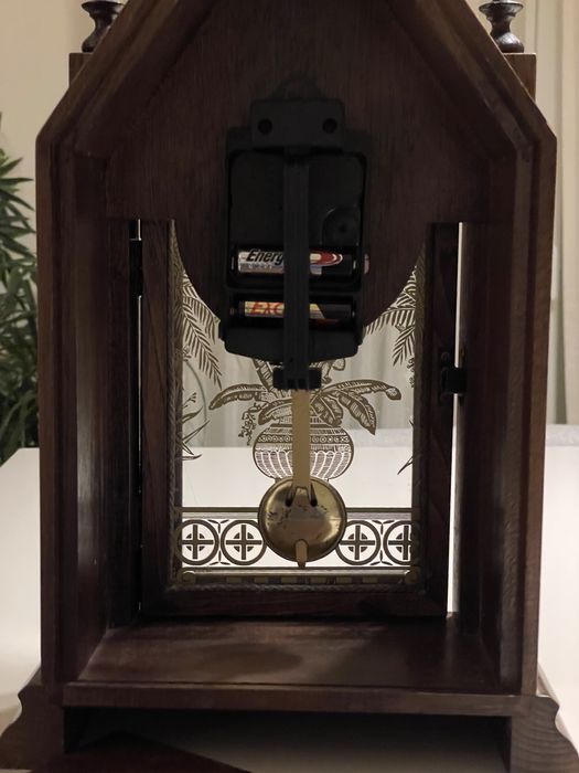 Relógio antigo, restaurado a pilhas