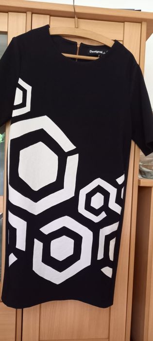 Desigual Sukienka czarna w geometryczne wzory M