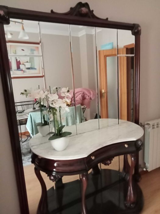 Vendo aparador em madeira com espelho