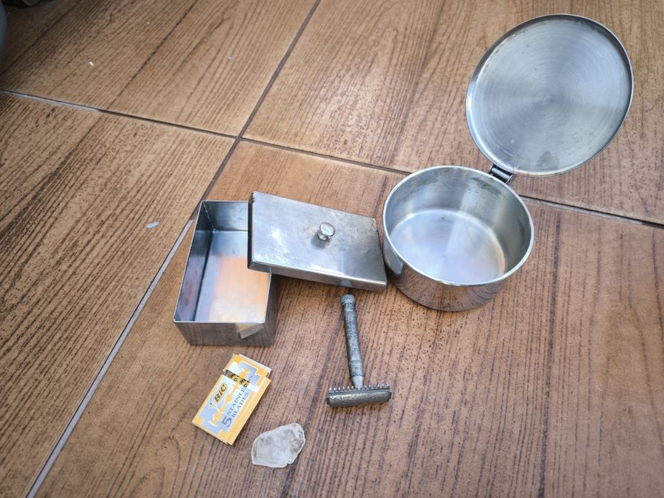 Caixas Farmácia Antigas c/ Maquina de Barbear Antiga