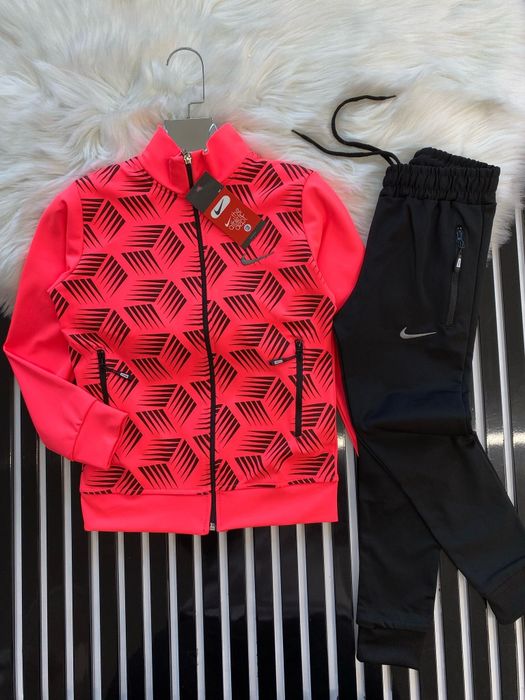 Stylowy komplet dziecięcy NIKE–bluza, spodnie dresowe 128cm
