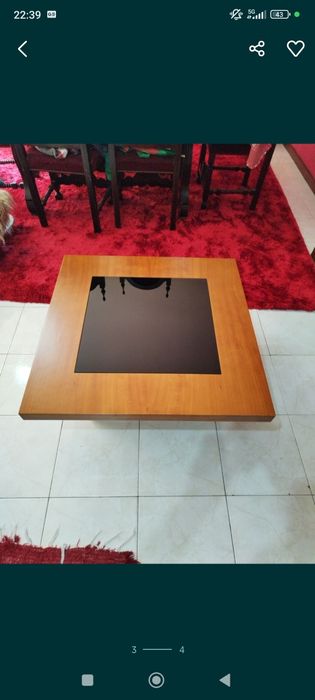Mesa de centro em madeira de cerejeira e vidro preto