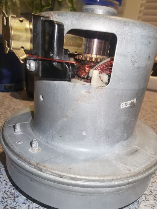 Мотор пылесоса на 2 квт. (нужна замена подшипника)