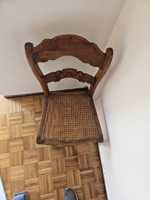 Cadeira antiga com assento de palha