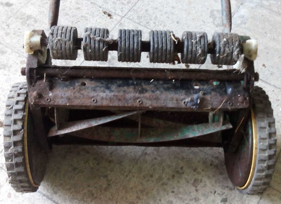 Corta relva manual,  muito antigo