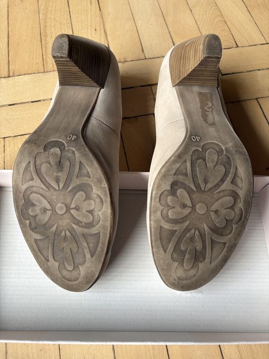 Buty damskie zamszowe beżowe r. 40