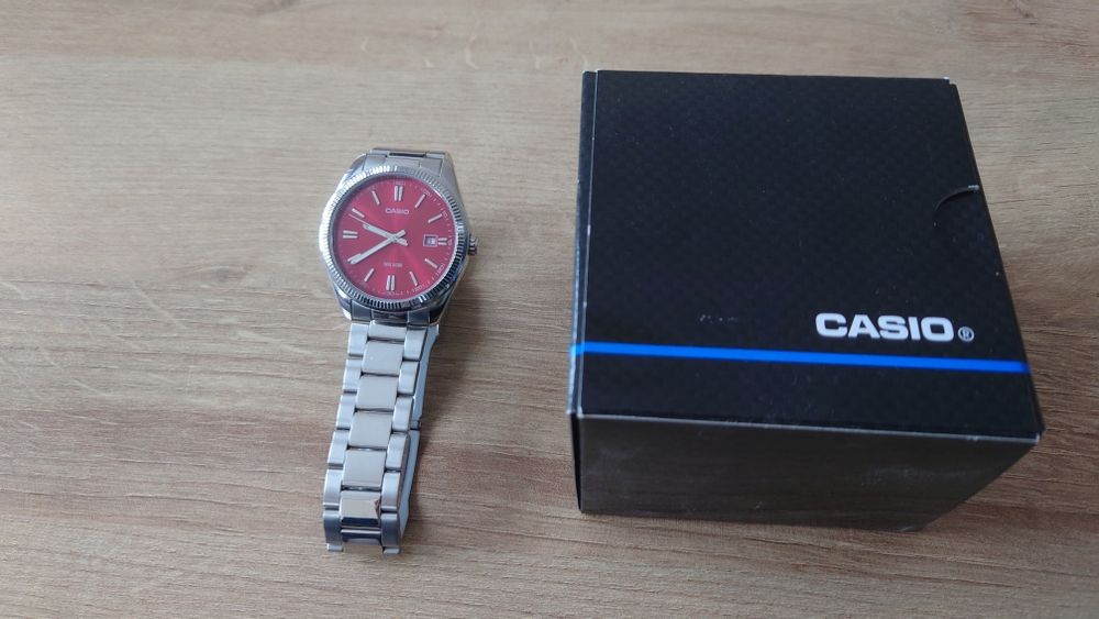 Zegarek męski Casio z czerwoną tarczą