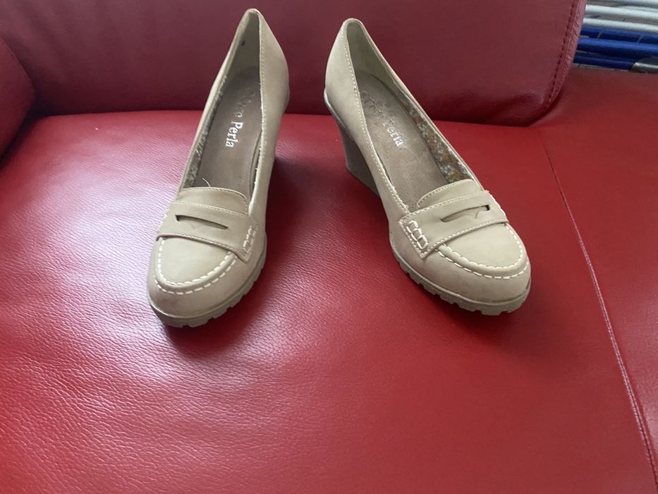 Beżowe, nowe czółenka na koturnie Coco Perla, 38